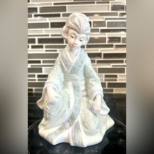Vintage Porcelain Kneeling Geisha Girl Kimono Blue Willow Figurine